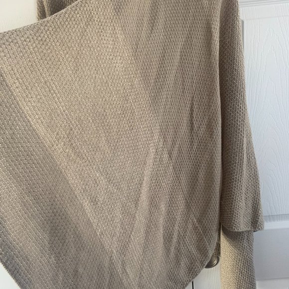 Beautiful Cejon Minimalist Poncho - Picture 7 of 11